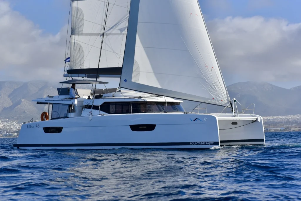 Fountaine Pajot Elba 45 - катамаран под парусами в море, чартер яхт в Греции
