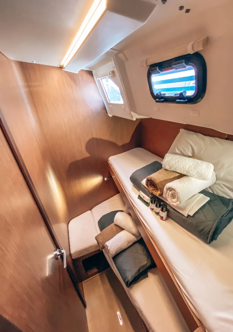 Beneteau Oceanis 46.1 - side cabin interior, cozy and functional cabin for charter in Greece