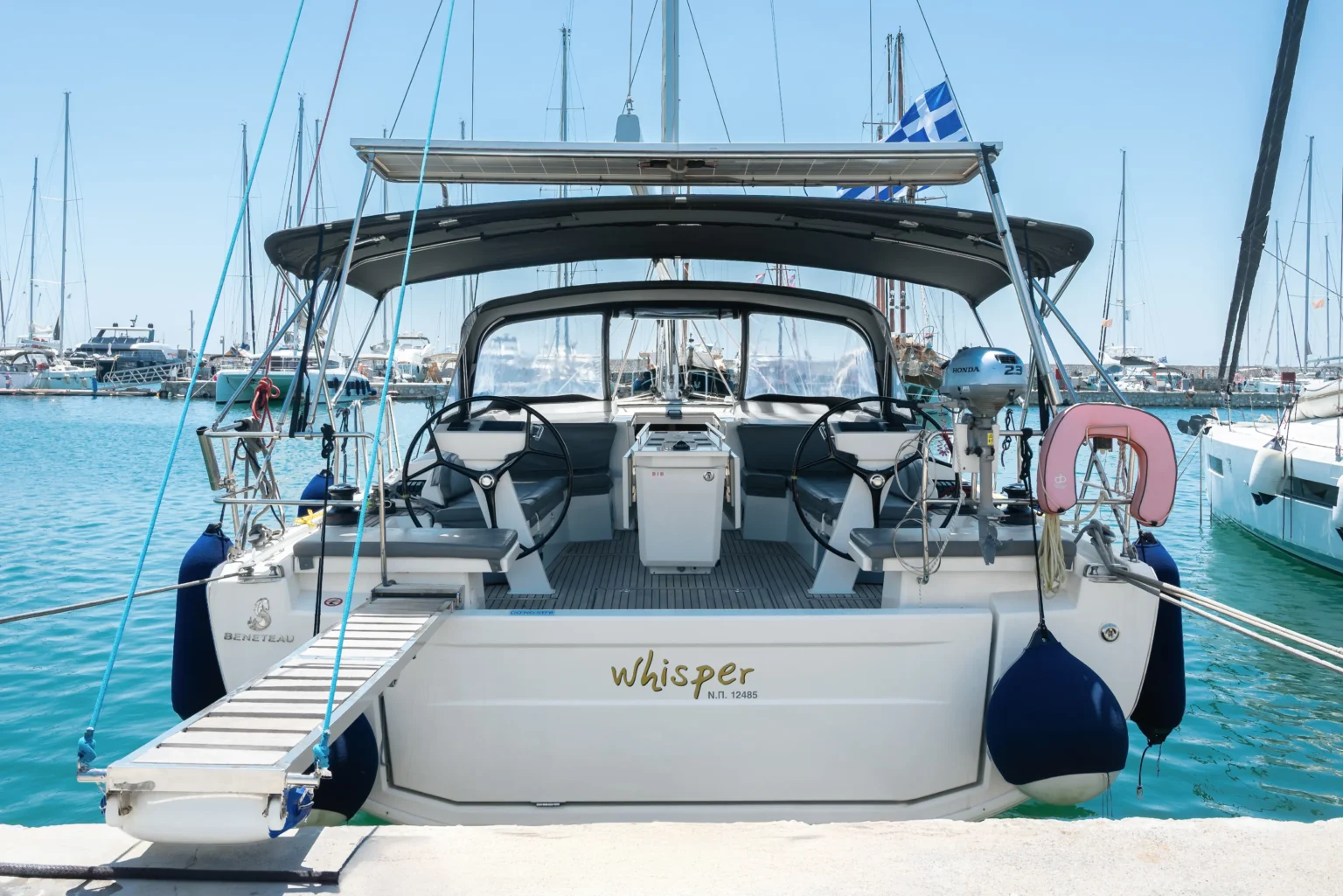 Beneteau Oceanis 46.1 - widok od rufy z zamkniętą platformą kąpielową w porcie | Sailing To Go, czarter jachtów w Grecji