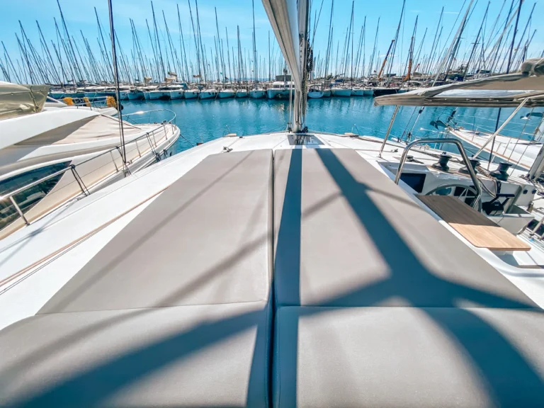 Fountaine Pajot Lucia 40 - вид на крышу и палубу в марине, чартер катамарана в Греции