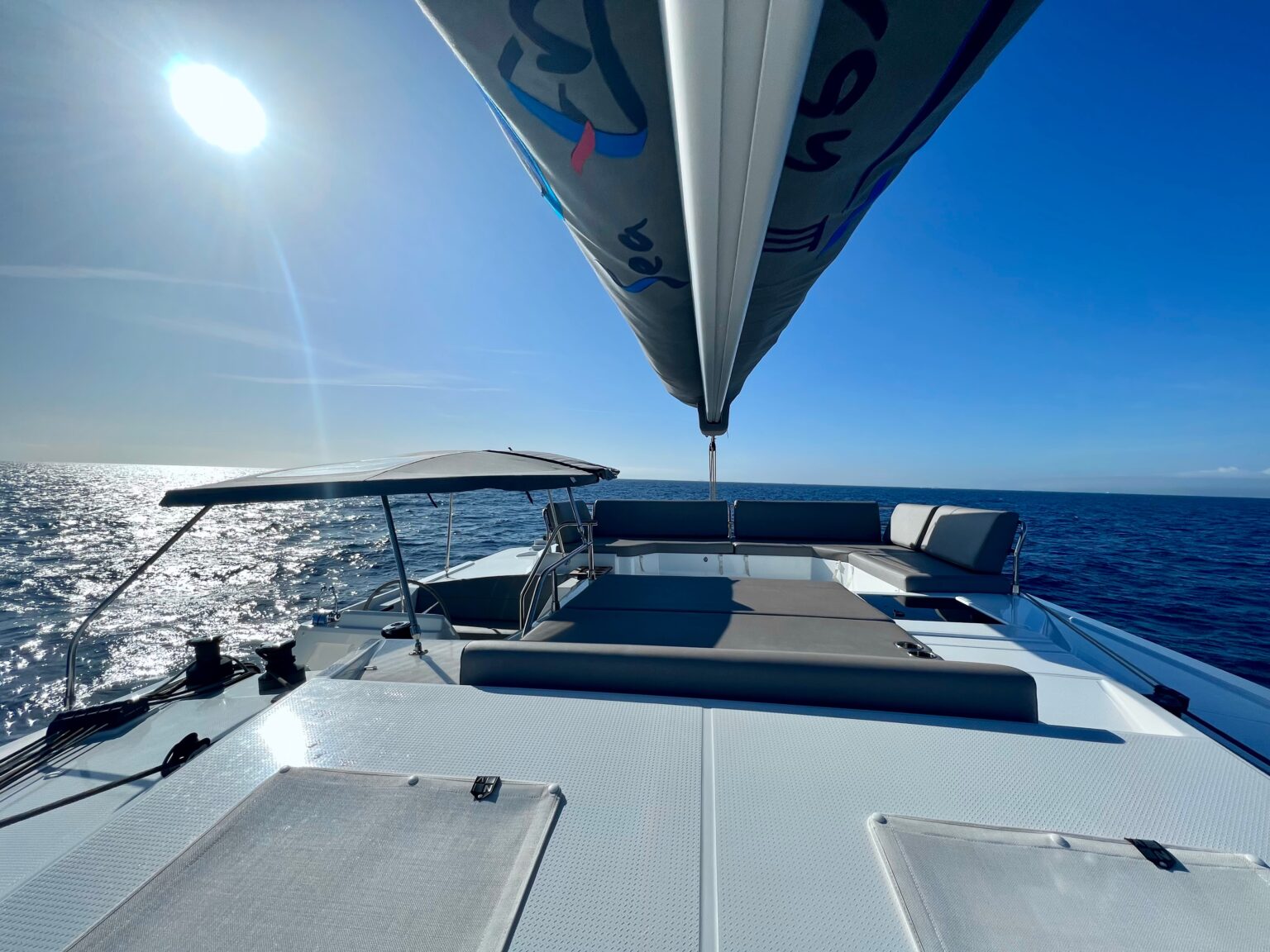 Fountaine Pajot Elba 45 Sea Energy II - strefa do opalania na flybridge’u | Sailing To Go, czarter jachtów w Grecji