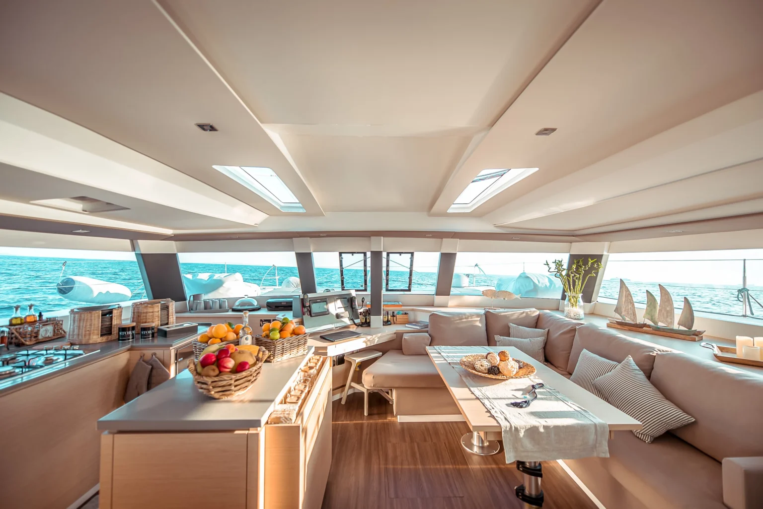 Fountaine Pajot Saba 50 - część jadalna w salonie, czarter katamaranu w Grecji