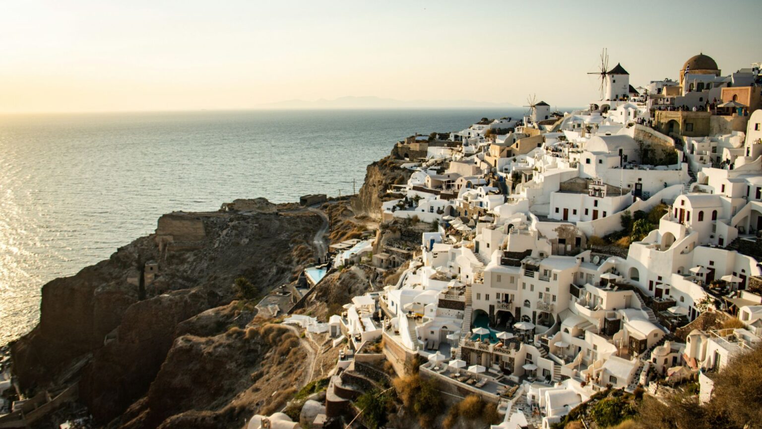 Santorini- panorama miasta z białymi domami i morzem, czarter jachtów w Grecji