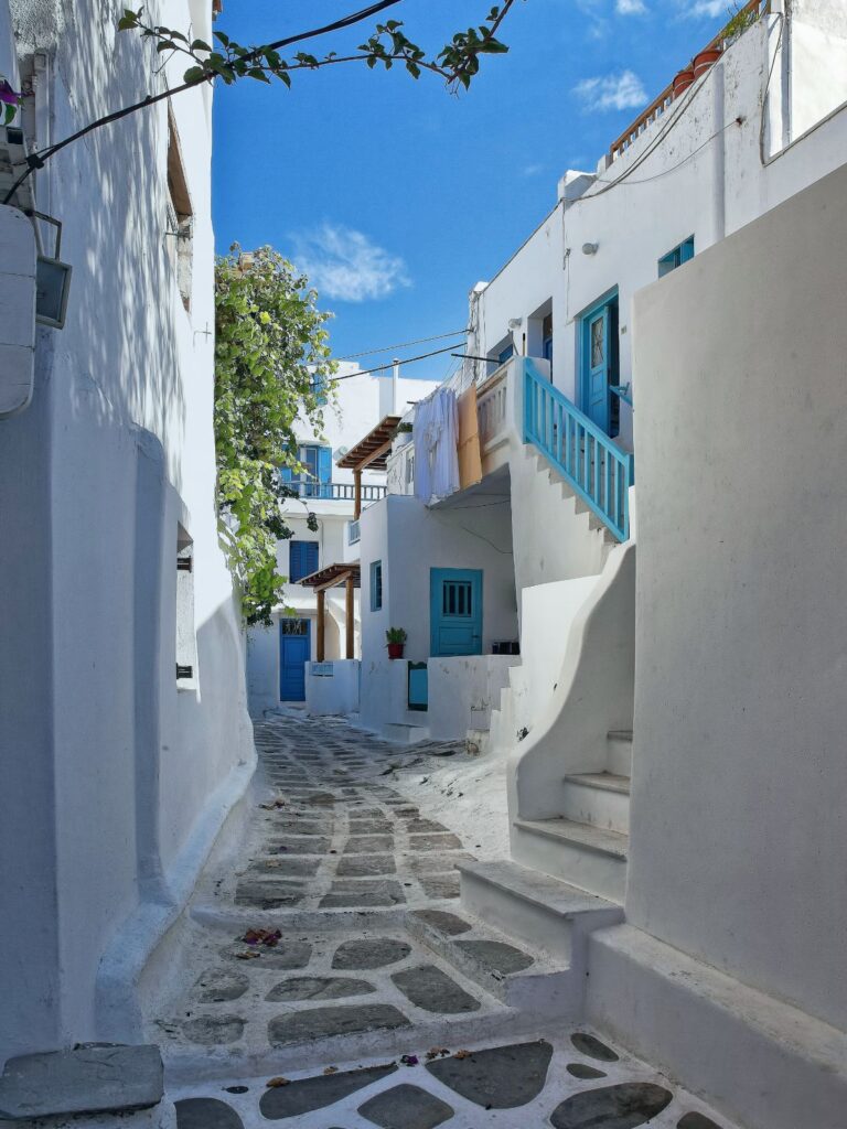 Mykonos - piękna uliczka na Starym Mieście, czarter jachtów w Grecji