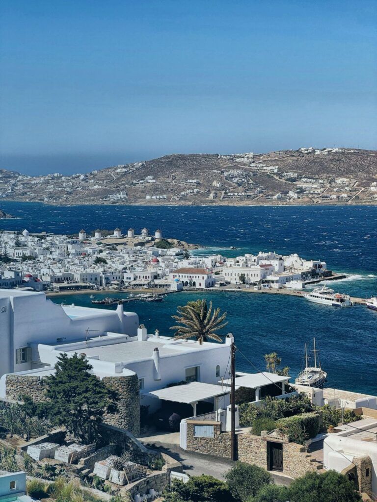 Mykonos - widok na wybrzeże i morze, czarter jachtów w Grecji