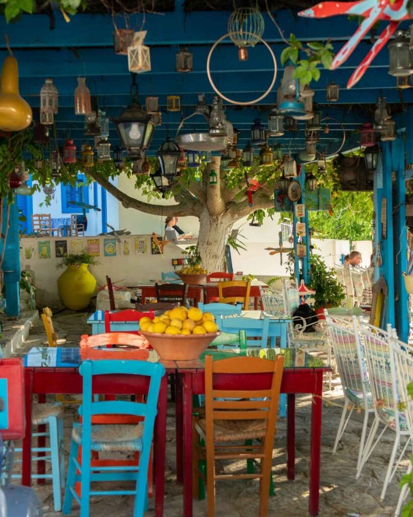 Grecka tawerna z pięknie nakrytymi stołami nad morzem | Sailing To Go, czarter jachtów w Grecji