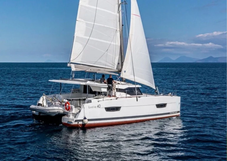 Fountaine Pajot Lucia 40 - вид с правого борта катамарана | Sailing To Go, чартер яхт в Греции
