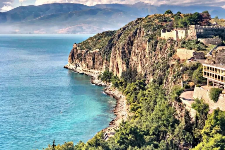 Peloponez – malownicze wybrzeże podczas rejsu jachtem