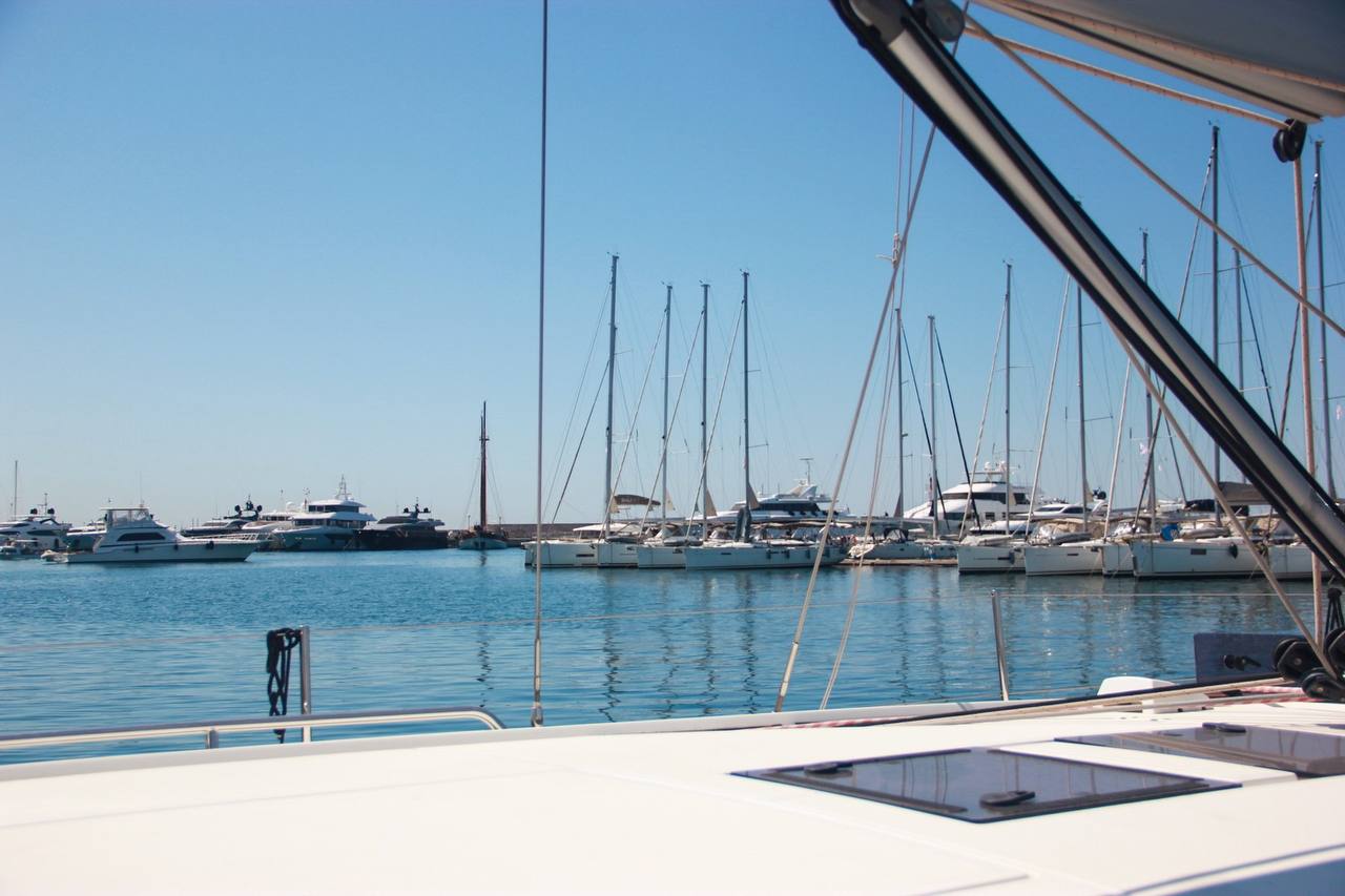 Jachty w greckiej marinie podczas czarteru